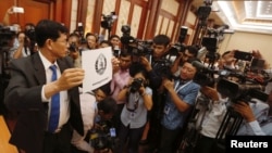 National Election Committee officer shows the logo of the ruling Cambodian People's Party (CPP) during a drawing lots to determine the order of political party on ballot papers for July election, in Phnom Penh, Cambodia, May 29, 2018. 