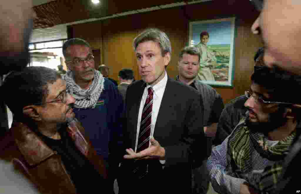 当时还是美国特使的克里斯托弗&bull;史蒂文斯在利比亚班加西举行会议之前和当地记者会谈。当时有非洲联盟的代表与利比亚反对派领导人出席会议。(2011年4月资料照片)