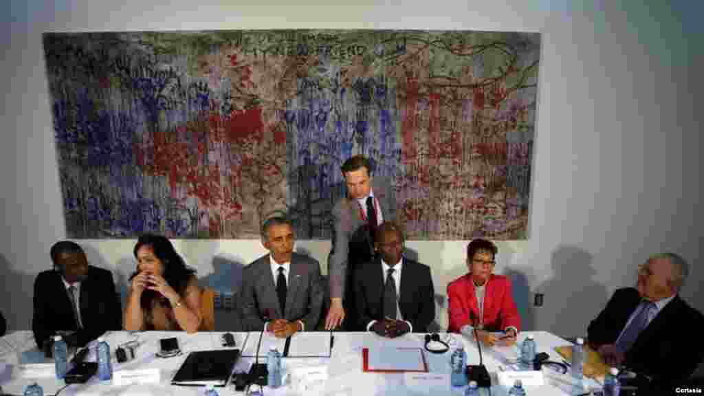 En marzo de 2016, el presidente Barack Obama se reúne con 13 disidentes cubanos en la sede de la Embajada de Estados Unidos en La Habana. Obama felicitó a un grupo de disidentes cubanos en La Habana por la &ldquo;extraordinaria valentía&rdquo; que han demostrado también recibió una copia de la lista de 89 detenidos que los activistas afirman son prisioneros políticos del régimen cubano.