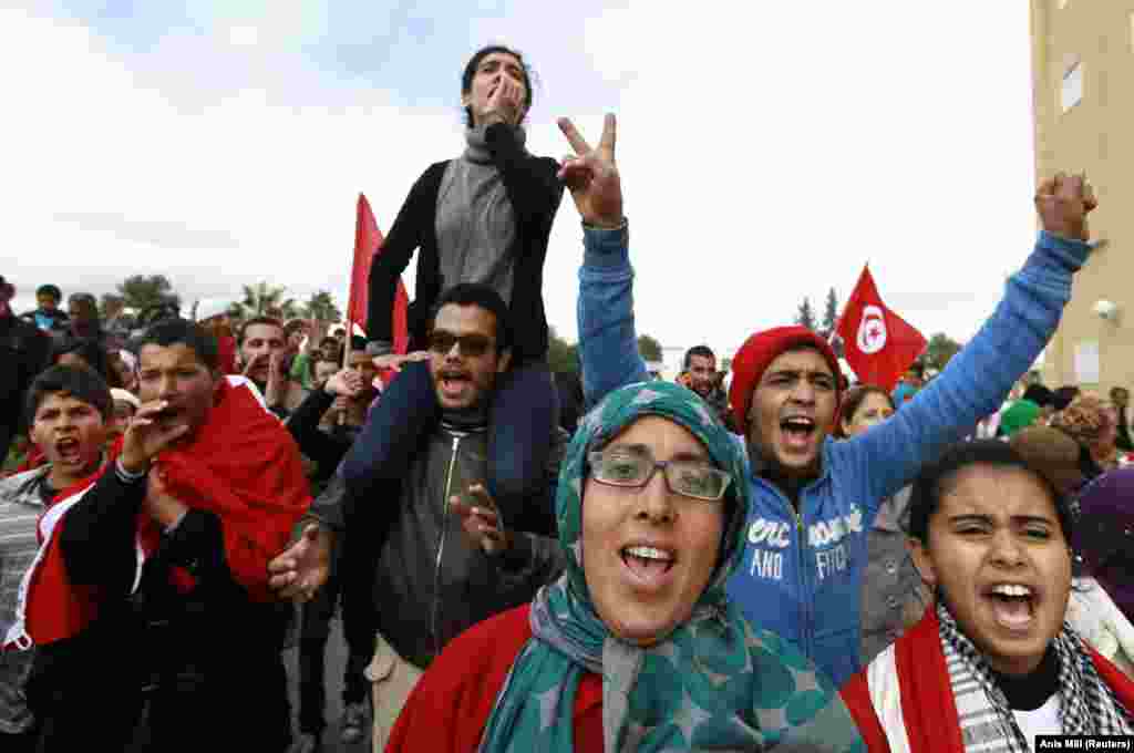 Waandamanaji wanaimba wakati wa maandamano mjini Siliana, 130 km (81 miles) kusini magharibi mwa mji mkuu wa Tunis, nchini Tunisia