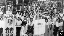 歷史照片：中國學生和教師在北京參加大型集會，呼喊”毛主席萬歲"。 (1966年8月13日)