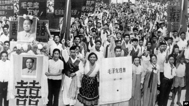 历史照片：中国学生和教师在北京参加大型集会，呼喊”毛主席万岁"。(1966年8月13日)