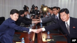 南北韓雙方官員談判前握手