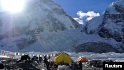 Para sherpa sedang bersantai dekat tendanya setelah ekspedisi pendakian Gunung Everest dibatalkan, di distrik Solukhumbu, 27 Apri 2014. 