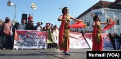 Tari Gambyong, mewarnai aksi masyarakat Yogya untuk Papua Damai, Senin (2 September 2019). (Foto:VOA/ Nurhadi)