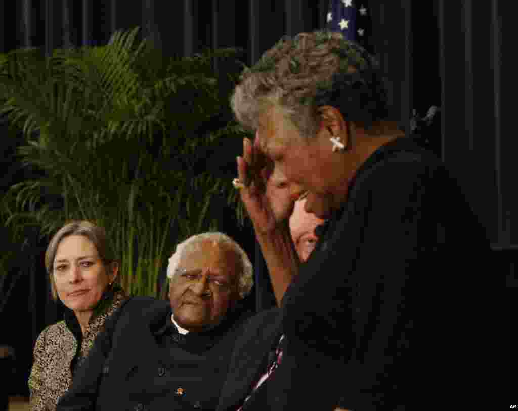Uskup Agung Afrika Selatan Emeritus Desmond Tutu mendengarkan penulis Maya Angelou menyampaikan penghormatan padanya di acara J. William Fulbright Prize for International Understanding Award Ceremony di Washington, 21 November 2008.