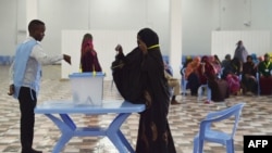 Une femme vote lors des élections parlementaire dans un bureau de vote de la capitale somalienne Mogadiscio, le 6 décembre 2016.