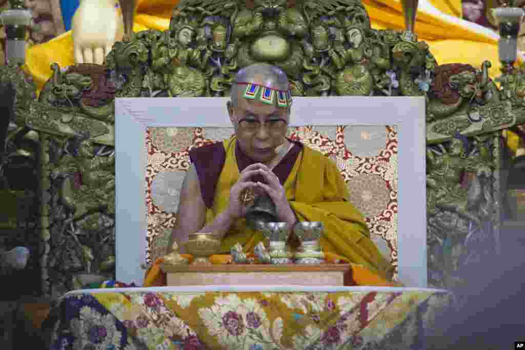 دالایی لاما رهبر معنوی بوداییان تبت در حال نیایش در معبدی در هند