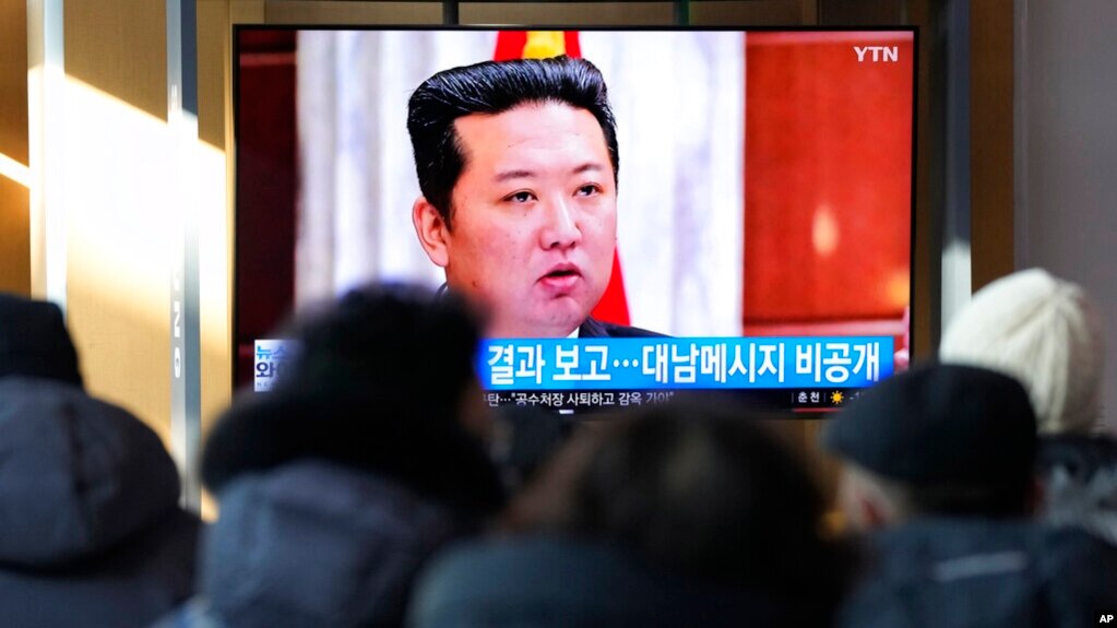 2022年1月1日，韩国首尔地铁站人们在观看电视中朝鲜领导人金正恩的画面。 (photo:VOA)