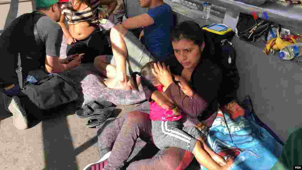 Madres y padres con niños en El Paso, Texas, expresan preocupación por la medida estadounidense en virtud de la cual podrían ser separados en la frontera de EE.UU.