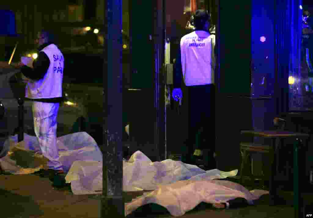 Corpos das vítimas do ataque ao restaurante Petit Cambodge no passeio, Nov. 13, 2015.