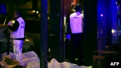 Zrtve na pločniku pored restorana u kojem se dogodio jedan od napada 
