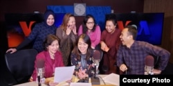 Beberapa penyiar VOA Siaran Bahasa Indonesia di Studio VOA (foto: courtesy).
