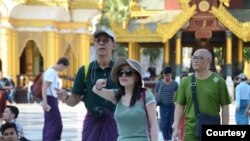 ၂၀၁၇ ခုနှစ်က ရွှေတိဂုံစေတီတော်ပေါ်မှာ တွေ့ရတဲ့ ကမ္ဘာလှည့်ခရီးသည်အချို့။ (ဇန်နဝါရီ ၂၉၊ ၂၀၁၇)