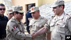 Presiden Abdel-Fattah el-Sisi (kiri) menyalami anggota pasukan Mesir yang bertugas di Sinai (foto: dok). Militer Mesir menuduh aktivis HAM Hossam Bahgat "membahayakan keamanan nasional".