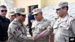 Photo fournie par le bureau de la présidence égyptienne. Le président Abdel-Fattah el-Sisi félicite des membres des forces armées dans le Sinai, le 4 juillet 2015. (AP)