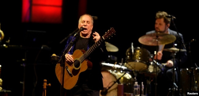 FILE - Musician Paul Simon performs at the Bilbao Exhibition Center in Barakaldo, Spain, Nov. 17, 2016. He will perform at the White House state dinner on April 10, 2024.