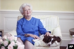 Prva dama Barbara Bush pozira sa psom Mili 1980.