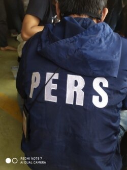 Salah satu jurnalis menggunakan jaket pers yang ditahan di Polda Metro Jaya saat meliput aksi tolak UU Cipta Kerja di Jakarta pada Kamis, 8 Oktober 2020. (Foto:Merahputihdotcom)