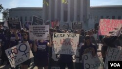 Militants pour et contre l'avortement, lors de la confirmation par la Cour suprême du droit à l'avortement, à Washington, le 27 Juin 2016. (J.Oni/VOA)