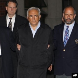Dominique Strauss-Kahn entre deux policiers new yorkais