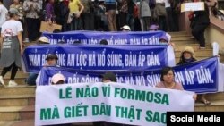 Người dân biểu tình trước UBND huyện Lộc Hà, tỉnh Hà Tĩnh, ngày 3/4/2017. (Ảnh Facebook Nhật Ký Yêu nước)