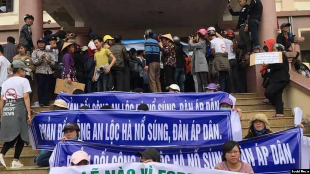 Người dân biểu tình trước UBND huyện Lộc Hà, tỉnh Hà Tĩnh, ngày 3/4/2017. (Ảnh Facebook Nhật ký Yêu nước)