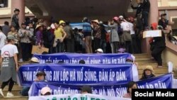 Người dân biểu tình trước UBND huyện Lộc Hà, tỉnh Hà Tĩnh, ngày 3/4/2017. (Ảnh Facebook Nhật Ký Yêu nước)