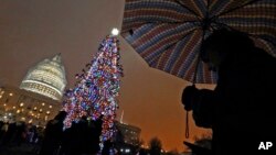 El presidente de la Cámara de Representantes, John Boehner, encabezó la ceremonia del encendido de las luces de Navidad y el árbol del Capitolio.