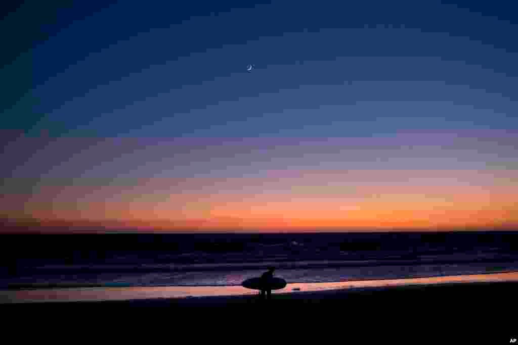 تصویری از هلال ماه در غروب زیبای ساحلی در کالیفرنیا
