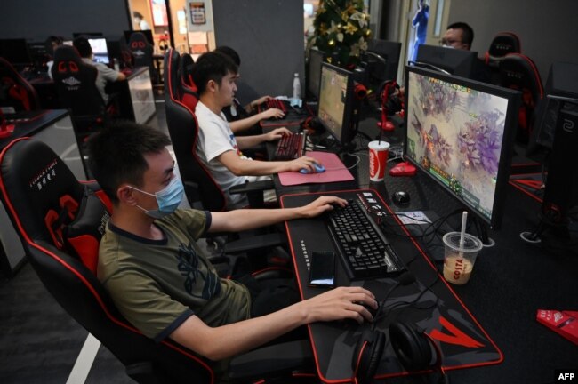 para penggemar game online tengah berselancar di sebuah kafe internet di Beijing, China, 10 September 2021. (Foto: AFP)