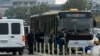 중국 베이징에서 공안이 버스 승객들을 검문하고 있다. (자료사진)