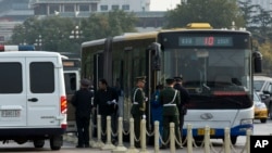 중국 베이징에서 공안이 버스 승객들을 검문하고 있다. (자료사진)