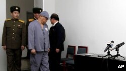 Misionaris Amerika Kenneth Bae (kedua dari kiri) tiba dalam jumpa pers di Pyongyang (20/1). (AP/Kim Kwang Hyon)
