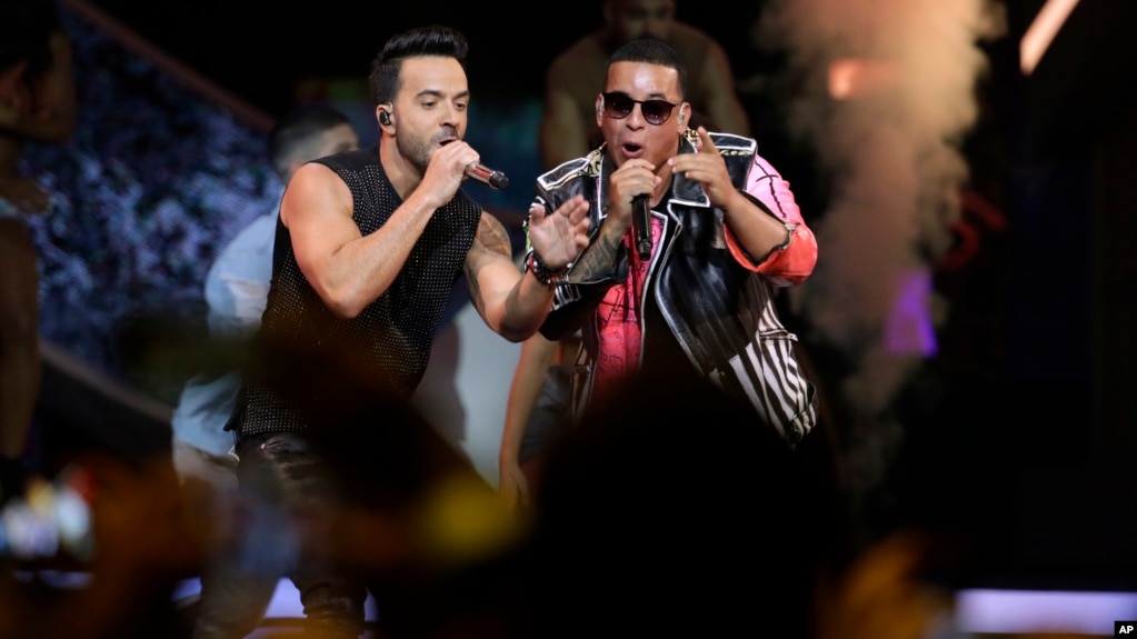 Los cantante Daddy Yankee (derecha) y Luis Fonsi actuando en la ceremonia de los premios Latin Billboard Awards, el 27 de abril de 2017 en Coral Gables, Florida, EE.UU.