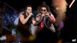 Los cantante Daddy Yankee (derecha) y Luis Fonsi actuando en la ceremonia de los Latin Billboard Awards, en 2017 en Coral Gables, Florida, EE.UU.