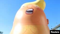 Bong bóng cao 6 mét mô phỏng tổng thống Hoa Kỳ, Donald Trump.