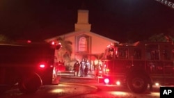 Pemadam kebakaran berusaha memadamkan api di Islamic Center di kota Fort Pierce, Florida, Senin (12/9). 