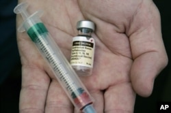 Seorang dokter memegang botol vaksin human papillomavirus (HPV). (Foto: AP)