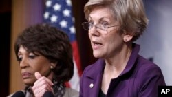 La senadora Elizabeth Warren, demócrata de Massachussetts, ha criticado fuertemente las provisiones para Wall St. de la ley de presupuesto que debate la cámara alta.