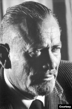 Giải Nobel Văn chương 1962 được trao cho toàn sự nghiệp của John Steinbeck; nhà văn Mỹ thứ 6 được giải Nobel tiếp theo sau Ernest Hemingway 1954. [photo from the Nobel Foundation archive]