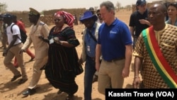 David Beasley, directeur exécutif du PAM, à Koundougou, au Mali, le 20 mai 2018. (VOA/Kassim Traoré)