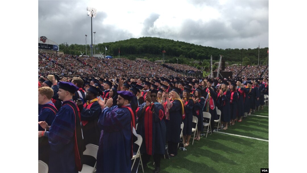 Liberty University students cheer after hearing "Land of the Free and Home of the Brave" at the Christian school's commencement ceremony in Lynchburg, Virginia, May 13, 2017. (C. Presutti/VOA)