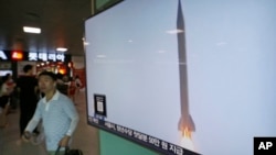 Truyền hình Hàn Quốc đưa tin về một vụ phóng tên lửa của Bắc Triều Tiên ở Seoul, Hàn Quốc, ngày 3 thang 8 năm 2016.