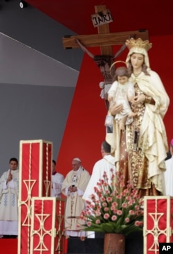 Pope Francis celebrates Mass in Villavicencio, Colombia, Sept. 8, 2017. A statue of Our Lady of Mount Carmel stands in the foreground.