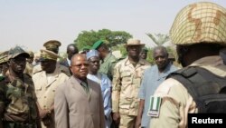 Le Premier ministre Diango Cissoko (3e à gauche) visite les soldats nigériens à Banamba, le 9 avril 2013.