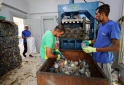 Mohamed Nasar mengirimkan sampah plastik yang dikumpulkan dari sungai Nil ke pabrik daur ulang di Giza, Mesir 20 Mei 2021. (REUTERS / Mohamed Abd El Ghany)