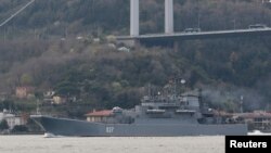 Большой десантный корабль ВМФ России "Кондопога" проходит через Босфор к Черному морю, 17 апреля 2021 года. 