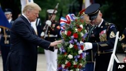 도널드 트럼프 미국 대통령이 28일 '메모리얼 데이'를 맞아 알링턴 국립묘지 '무명용사의 묘'에 헌화했다.