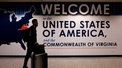 Một hành khách đến Sân bay Quốc tế Dulles Washington ở bang Virginia, ngày 26 tháng 6, 2017.